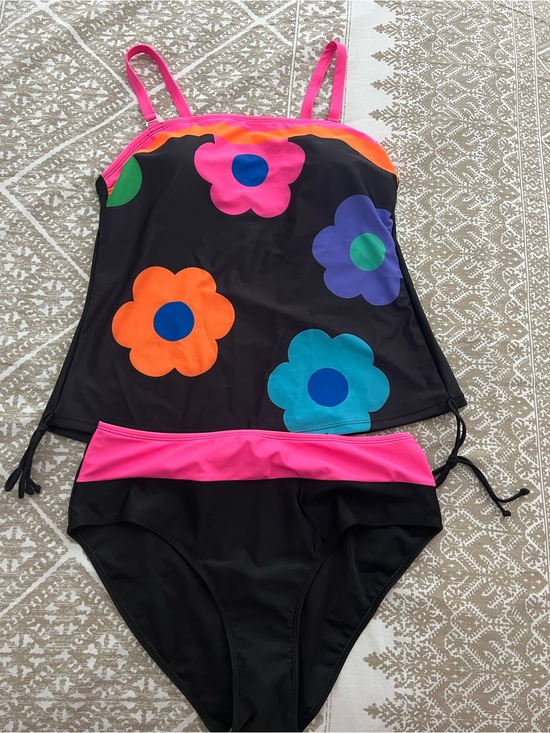 Other - Women’s 1X Black Floral Tankini Swim Set with Pink Accents fits more like an XL